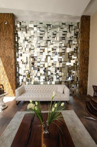 a living room with a couch and a wall of squares at Hotel Mitru Sur in La Paz