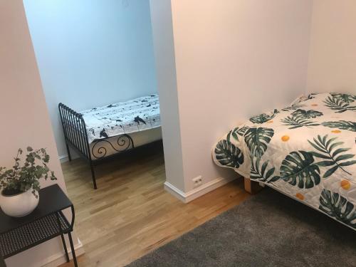 ein kleines Schlafzimmer mit einem Bett und einem Fenster in der Unterkunft Apartament Ratvika in Ålesund