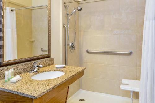 Ванная комната в Staybridge Suites McAllen, an IHG Hotel