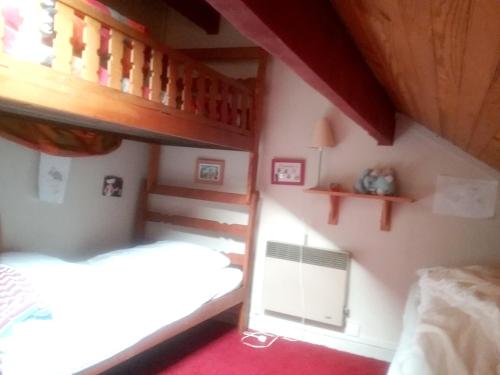 sypialnia z 2 łóżkami piętrowymi i schodami w obiekcie Chalet de 4 chambres avec jardin amenage a Ax les Thermes a 1 km des pistes w mieście Ax-les-Thermes