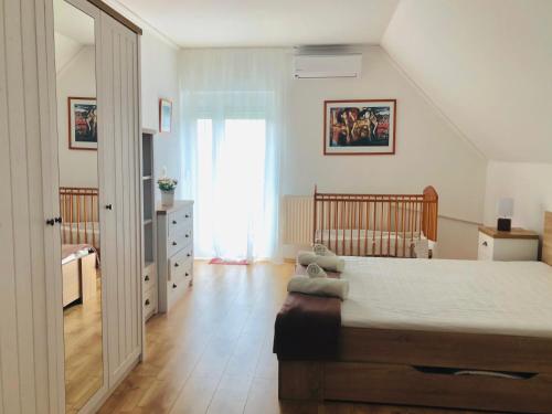 Posteľ alebo postele v izbe v ubytovaní Virág Apartman