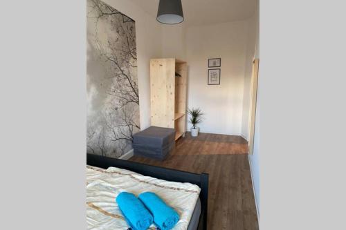 Habitación con 2 almohadas azules en una cama en Holiday apartment, en Leipzig