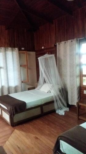 a bedroom with a bed and a window at Kelly Creek Hotel in Puerto Limón