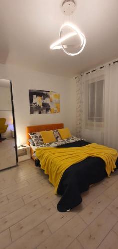 sypialnia z dużym łóżkiem i żółtym kocem w obiekcie Apartament Dwa kroki do zatoki w mieście Puck