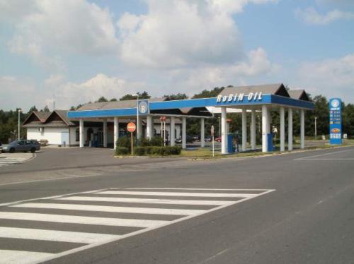 eine Tankstelle am Straßenrand in der Unterkunft Apartmán na čerpací stanici RoBiN OIL Rýmařov in Rýmařov