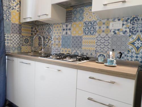 Kuchyň nebo kuchyňský kout v ubytování A casa di nonna