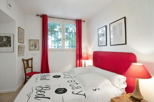 Un dormitorio con una cama con un cartel. en Maison d'une chambre avec jardin clos et wifi a Belloy en France, en Belloy-en-France
