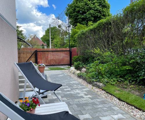 krzesło siedzące na patio obok płotu w obiekcie Apartament1 Tri-City Oliwa Ogród, prywatne wejście w Gdańsku