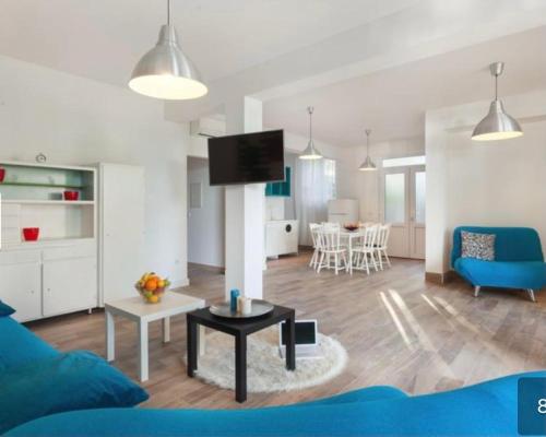 ein Wohnzimmer mit einem blauen Sofa und einem Tisch in der Unterkunft Villa Ima in Brela
