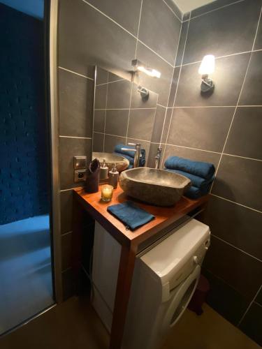 une salle de bain avec un lavabo et des toilettes dans l'établissement Verdun, à Mantes-la-Jolie