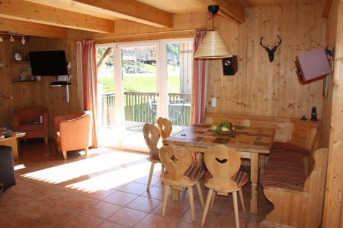 a dining room with a wooden table and chairs at Auszeit-Hohentauern in Hohentauern