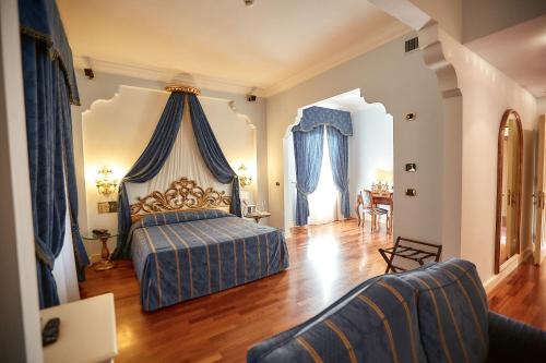 1 dormitorio con 1 cama y sala de estar en Hotel Villa Il Patriarca, en Chiusi
