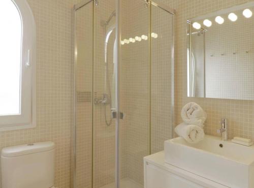 een badkamer met een douche, een toilet en een wastafel bij Villa con piscina privada in Calpe