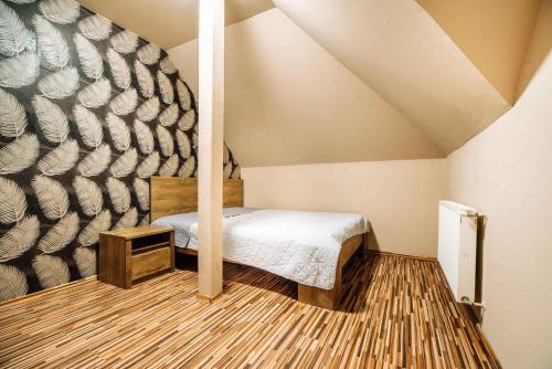 ギェネシュディアーシュにあるApartment in Gyenesdias/Balaton 18807の小さなベッドルーム(ベッド1台付)が備わる屋根裏部屋です。