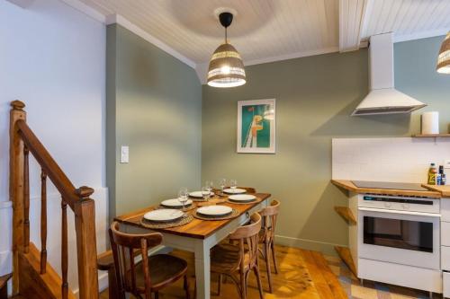 - une cuisine avec une table à manger et des chaises dans l'établissement La maison d'à côté 3 - 6 people - 3 bedrooms - 2 bathrooms, à Honfleur
