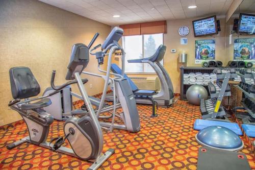 a gym with cardio equipment in a hotel room at Holiday Inn Express Hotel & Suites Richland in Richland