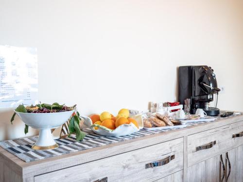 a buffet with a bowl of fruit and a bowl of bread at Girastrittue Colobraro in Colobraro