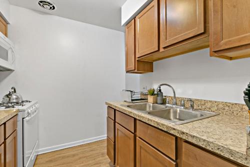 Dapur atau dapur kecil di Stunning Solo or Couple 1BR Center of Lakeview with WiFi - Oakdale 211