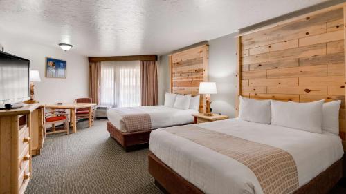 A bed or beds in a room at Best Western East Zion Thunderbird Lodge