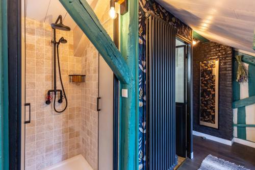 une salle de bain avec douche et baignoire dans l'établissement Marée haute - nice refresh studio in a full center - Netflix - wifi -, à Honfleur