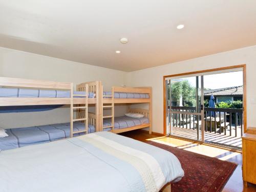 Tempat tidur susun dalam kamar di Easy Escape - Omaha Holiday Home