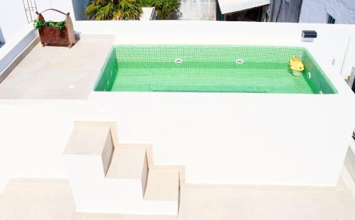 a swimming pool on top of a building at Apartamento privado, NUEVO Rooftop, AC, GRAN WF in Cancún