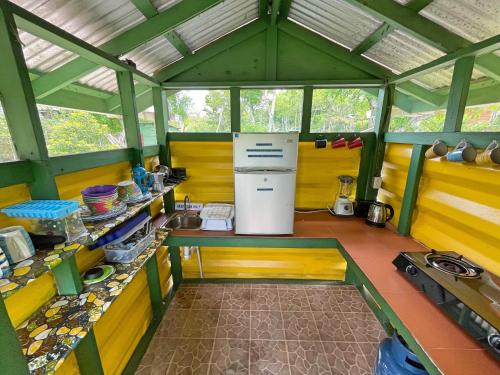 Kuchyň nebo kuchyňský kout v ubytování Judy House 2 - Lewis Backpacker Hostel
