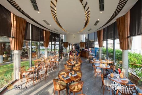 Sala Tuy Hoa Beach Hotel 레스토랑 또는 맛집