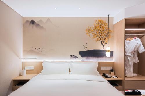 Postel nebo postele na pokoji v ubytování Sunworld Hotel Wangfujing