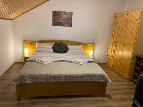 Un pat sau paturi într-o cameră la Casa Adelmar