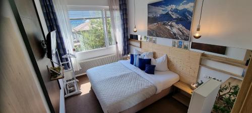 a small room with a bed and a window at APARTMENT WALD - im Skigebiet Gerlitzen & Ossiacher See in Bodensdorf