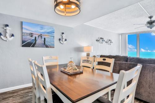 Top Floor at the Shores – Photos 3