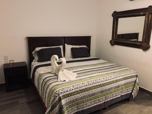Un pat sau paturi într-o cameră la Suites Fenicia