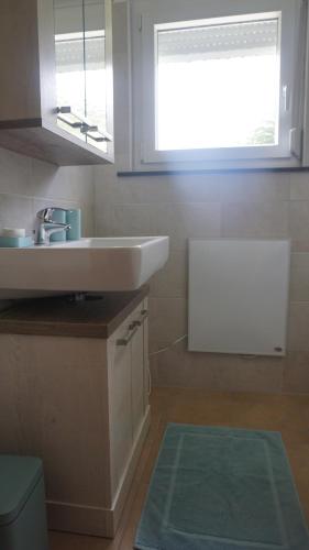 łazienka z umywalką i oknem w obiekcie Almhaus Frierss w mieście Verditz