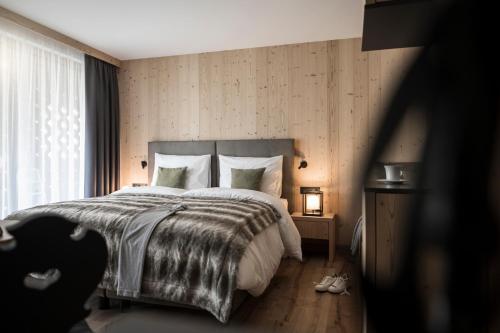 a bedroom with a large bed and a window at Aparthotel Gamz in Sesto