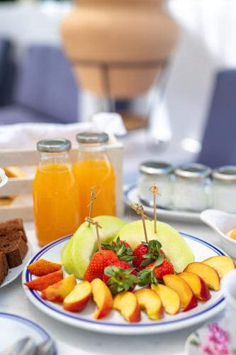 a plate of fruit and vegetables on a table at Galaxa Mansion in Galaxidhion
