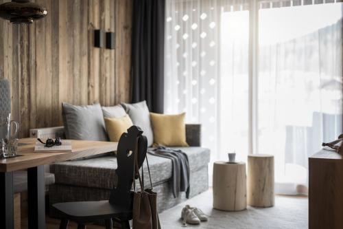 a living room with a bed and a table and a window at Aparthotel Gamz in Sesto