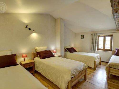 Postel nebo postele na pokoji v ubytování Gîte Virigneux, 3 pièces, 6 personnes - FR-1-496-119