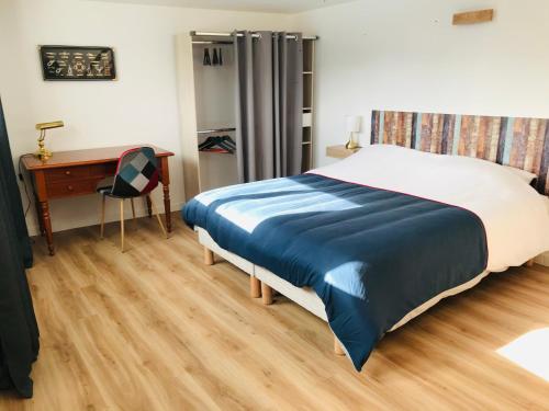 Ce lit se trouve dans un dortoir doté d'un bureau et d'un lit sidx sidx. dans l'établissement Maison avec terrasse vue sur ria d'Etel - moulin du Sac'h, à Étel