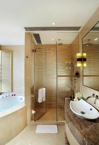 une salle de bain avec une baignoire et un lavabo dans l'établissement Burlington Hotel, à Hong Kong