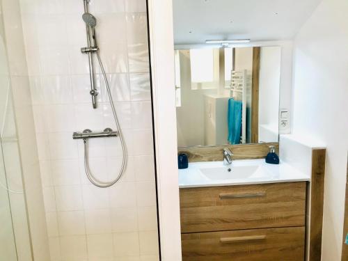 une salle de bain avec douche et lavabo dans l'établissement Maison avec terrasse vue sur ria d'Etel - moulin du Sac'h, à Étel