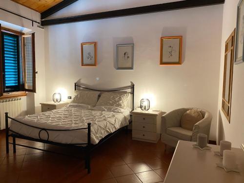 - une chambre avec un lit et une chaise dans l'établissement Cozy 4th and top floor apartment, à Florence