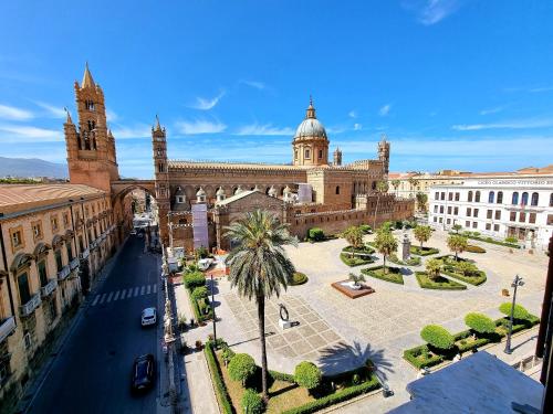 vista aerea di un edificio con una piazza e una cattedrale di Suite Cathedral Palermo a Palermo