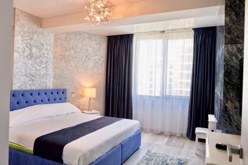 En eller flere senge i et værelse på 5 stars 301 frontal sea view apartment