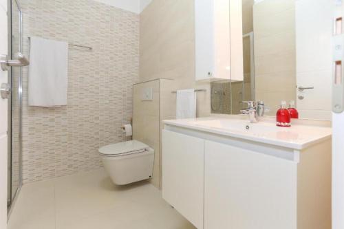 Koupelna v ubytování Apartment in Tribunj with air conditioning, WiFi 4953-1
