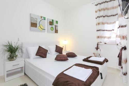 Posteľ alebo postele v izbe v ubytovaní Studio apartment in Tribunj with air conditioning, WiFi 4953-2