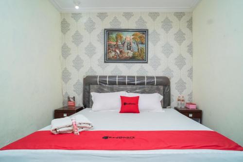 Ліжко або ліжка в номері RedDoorz near Uniska Banjarmasin