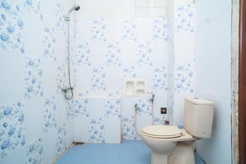 Bathroom sa RedDoorz near Uniska Banjarmasin
