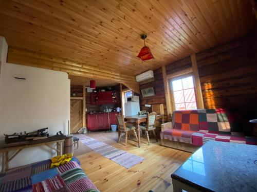 uma sala de estar com um sofá e uma mesa em Bondari - countryside experience near Rēzekne em Reiki