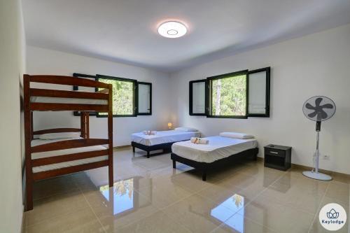 um quarto com 2 camas e um beliche em Villa Embellia 3 étoiles, 147 m2 pour un séjour nature à Salazie em Salazie